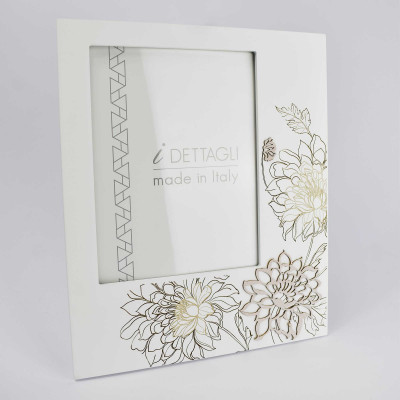 I Dettagli - Crisma - Portafoto da tavolo in legno con dettagli incisi a laser e applicazioni floreali - Colore: Bianco - Foto 15x20 - SKU: CL1D15X20CRI