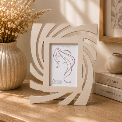 I Dettagli Strip Portafoto da tavolo piccolo in legno dal design moderno ed elegante Foto 10x15 Colore: Sabbia