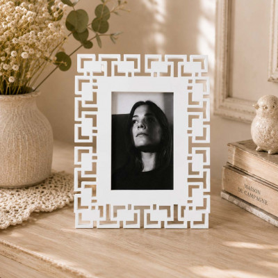 I Dettagli Greek Portafoto da tavolo piccolo in legno traforato dal design moderno ed elegante Foto 10x15 Colore: Bianco Opaco