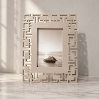 I Dettagli Greek Portafoto da tavolo piccolo in legno traforato dal design moderno ed elegante Foto 10x15 Colore: Sabbia