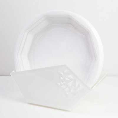 I Dettagli Zaniah Portapiatti in plexiglass per piatti di plastica dal design elegante e moderno Colore: Bianco