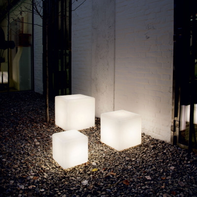 Ideal lux - Luna - Lampada da terra da giardino con struttura cubica grande in pvc - Colore: Bianco - 1 Lampadina E27 60W - IP44 - SKU: 191607