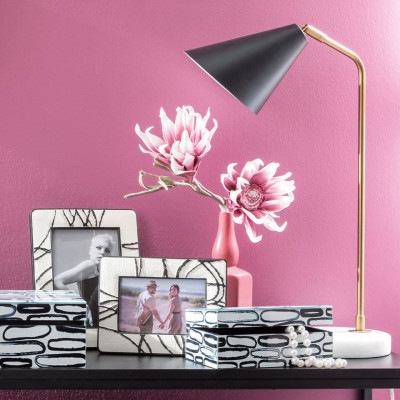  L'Oca Nera - Urban - Lampada da tavolo moderna con base in marmo corpo e diffusore in metallo - Colore: Ottone - 1 Lampadina E27 60W - SKU: 1G160 
