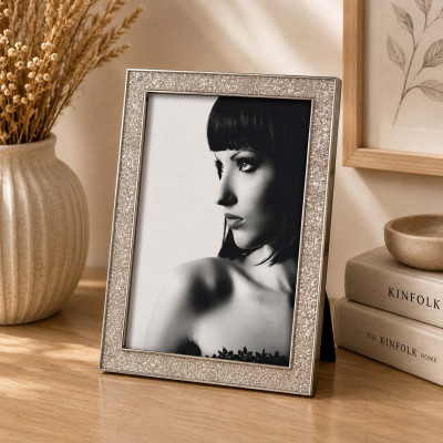 Mascagni Portafoto da tavolo con cornice in metallo e strass dal design moderno Foto 20x25 Colore: Cromato