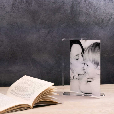Vesta - Lux - Portafoto da tavolo grande con struttura in in plexiglass dalle linee moderne - Colore: Trasparente - Foto 18x24 - SKU: 3373900