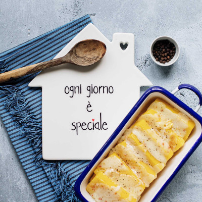  Simple Day - Ogni Giorno è Speciale - Sottopentola in gres a forma di casa pratico e decorativo per la tua cucina - Colore: Panna - SKU: 10010976 