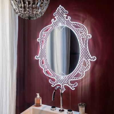 Vesta - Madame - Specchio da parete cornice in plexiglass in stile barocco illuminato con LED - Colore: Trasparente - SKU: 0438100