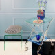 Carrello in plexiglass con ruote dal design moderno