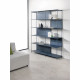 Libreria componibile moderna in acciaio con varie scaffalature a vista