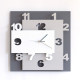 Orologio da parete quadrato moderno con struttura a livelli e numeri sagomati