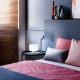 Abatjour in metallo con diffusore in vetro dal design moderno