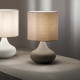 Lampada da tavolo in metallo con paralume in stoffa dal design moderno