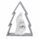 Decorazione natalizia con albero di natale grande e la natività