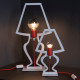 Lampada da tavolo in metallo dal design moderno e minimalista