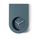 Orologio da parete moderno in metallo con design minimale e quadrante incassato