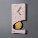 Orologio da parete moderno a pendolo in metallo con design geometrico