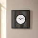 Orologio da parete compatto in metallo con design geometrico e stile moderno