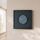 Orologio da parete compatto in metallo con design geometrico e stile moderno