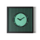Orologio da parete compatto in metallo con design geometrico e stile moderno