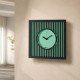Orologio da parete compatto in metallo con design geometrico e stile moderno