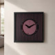 Orologio da parete compatto in metallo con design geometrico e stile moderno
