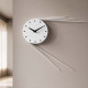 Orologio da parete di design in metallo con lancette estese e struttura moderna