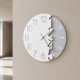 Orologio da parete di design in metallo con numeri ritagliati