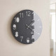 Orologio da parete di design in metallo con numeri ritagliati