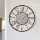 Orologio da parete in metallo con numeri romani e finitura marmo design moderno