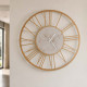 Orologio da parete in metallo con numeri romani e finitura marmo design moderno