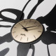 Orologio da parete in metallo con quadrante in vetro dal design moderno