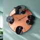 Orologio da parete in metallo con quadrante in vetro di design