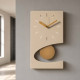 Orologio da parete moderno a pendolo in metallo con design geometrico