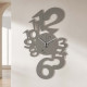 Orologio da parete moderno con numeri oversize in metallo tagliato