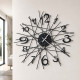 Orologio da parete moderno di design con struttura a raggiera in metallo