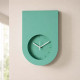 Orologio da parete moderno in metallo con design minimale e quadrante incassato