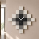 Orologio da parete moderno quadrato con design a mosaico e struttura in metallo
