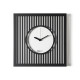 Orologio da parete compatto in metallo con design geometrico e stile moderno