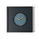 Orologio da parete compatto in metallo con design geometrico e stile moderno