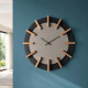 Orologio da parete particolare in metallo e dettagli in legno
