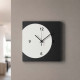 Orologio da parete quadrato in metallo dal design minimal e geometrico