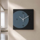 Orologio da parete quadrato in metallo dal design minimal e geometrico