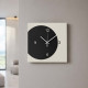 Orologio da parete quadrato in metallo dal design minimal e geometrico