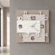 Orologio da parete quadrato moderno con struttura a livelli e numeri sagomati