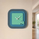 Orologio da parete quadrato moderno in metallo con dettaglio decorativo elegante