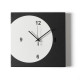 Orologio da parete quadrato in metallo dal design minimal e geometrico