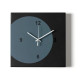 Orologio da parete quadrato in metallo dal design minimal e geometrico