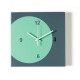 Orologio da parete quadrato in metallo dal design minimal e geometrico