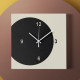 Orologio da parete quadrato in metallo dal design minimal e geometrico