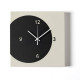 Orologio da parete quadrato in metallo dal design minimal e geometrico